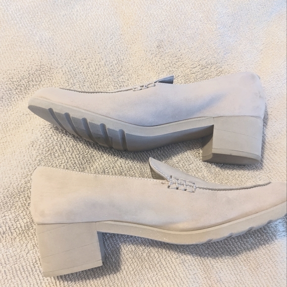 Andre Assous,size 8 and a half Medium, Featherweights,Tan suede - Picture 3 of 5